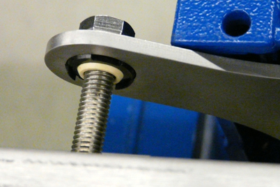 Assembly-friendly motor attachment with alignment compensation in use: igubal clip bearings.