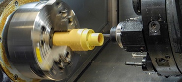 Semifabricatul constând din polimeri de înaltă performanță iglidur® este strunjit pentru a ajunge la forma dorită.