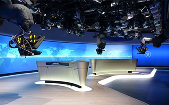 Cameră robotică în studioul de știri