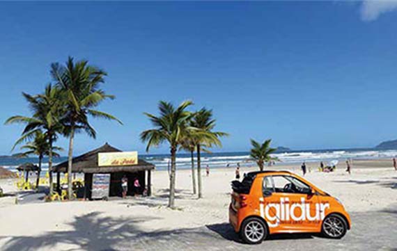 iglidur în turneu cu o mașină Smart pe plajă în Brazilia