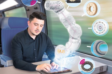 Bărbat lucrând cu tableta în tren și animând un braț de robot