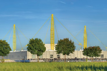 În afara clădirii fabricii igus