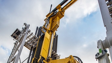 Manipulator de țevi cu portcablu igus