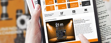 Mână cu tabletă și revistă